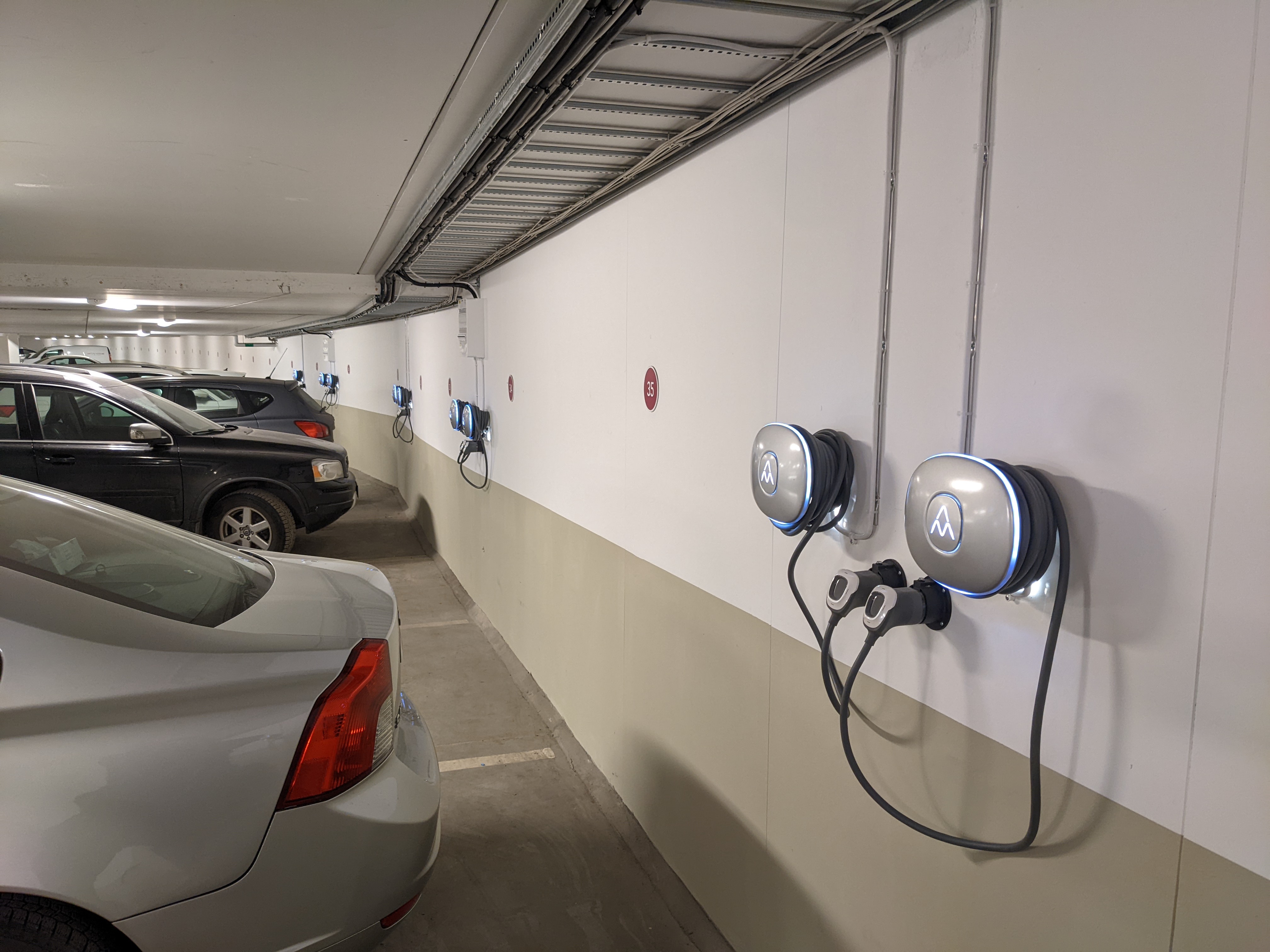 Färdiginstallerade laddboxar i garage
